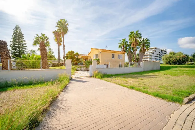 Chalet en primera línea de playa en torrenostra: una oportunidad para crear tu hogar junto al mar — 4