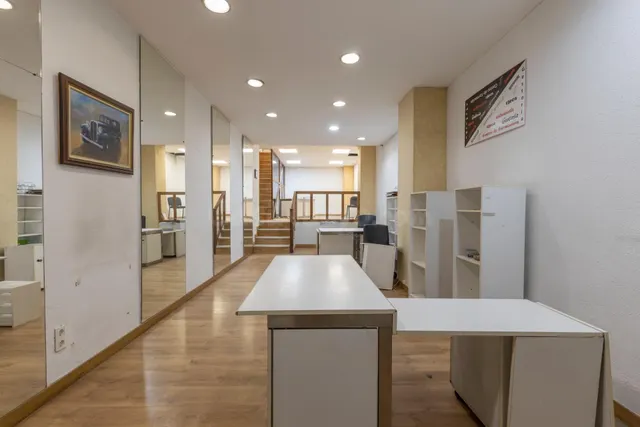 LOCAL COMERCIAL EN CALLE ÁNGEL GANIVET – UBICACIÓN PRIVILEGIADA — 3