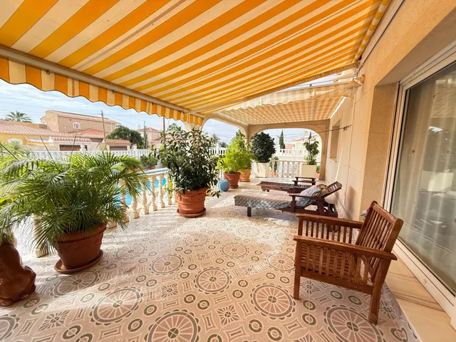 Impresionante Chalet Independiente en El Chaparral, Torrevieja — 26