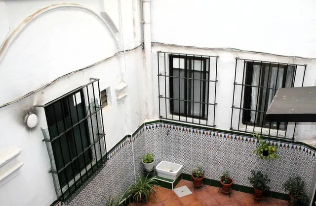 CASA DE VECINOS CON 8 APARTAMENTOS — 10