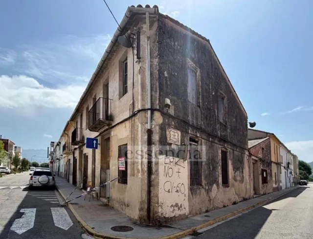 Casa en Almoines a reformar a su gusto en parcela de 242 m2 , en chaflán con patio. — 2