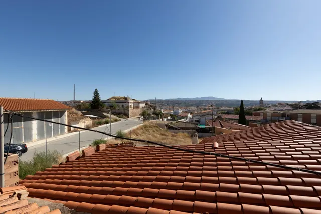 Casa en planta baja con cuatro naves y local — 46