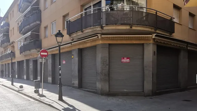 Gran local comercial en esquina al lado del Ayuntamiento — 9