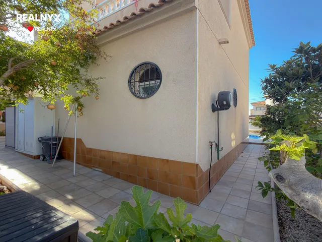 Orihuela Costa! Impresionante Villa Mediterranea con generosa parcela y amplias terrazas + Solarium privado con vistas panorámicas y piscina privada — 10