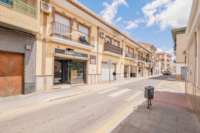 Amplio Local Comercial en Calle Calderón — 2