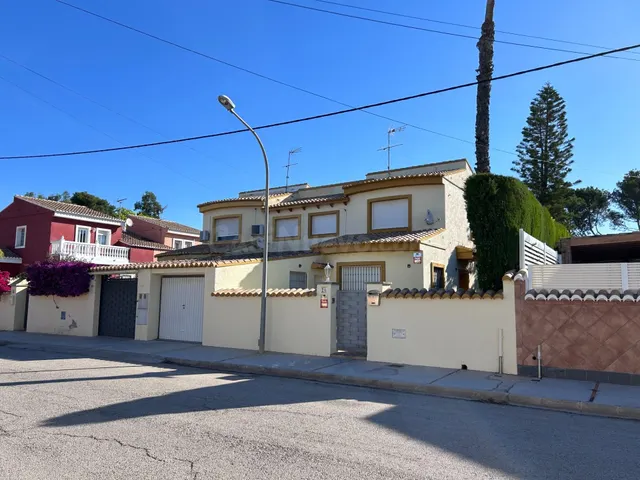 Chalet pareado con piscina (Urb Monte Colorado - La Pobla de