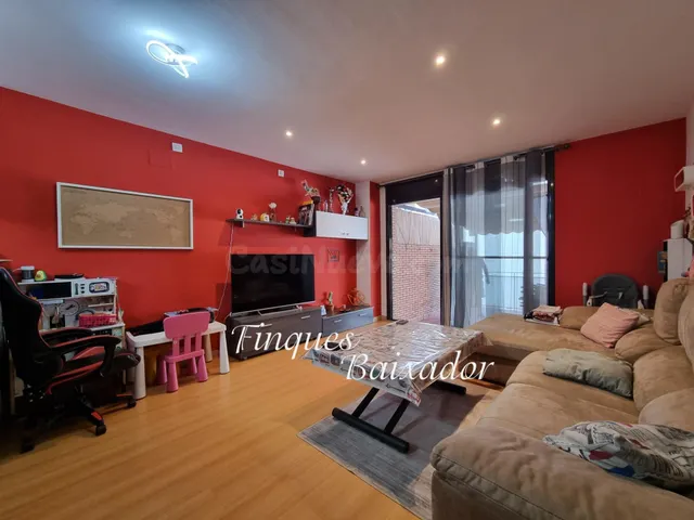 ¡BONITO PISO EN EL CENTRO CON 3 HABS. Y 2 BAÑOS, CON AMPLIA TERRAZA CON BARBACOA! — 2