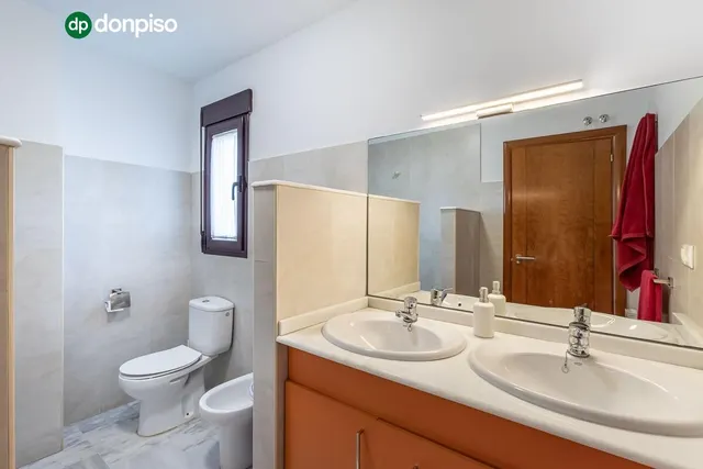 Amplia casa de 182 m2 con patio, gran sótano y a menos de 5 minutos del metro — 19