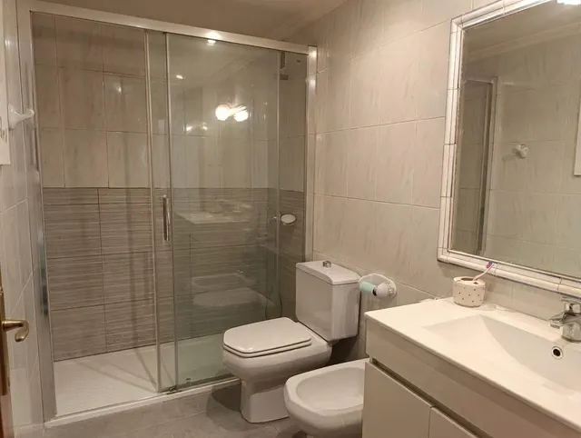 Gamarra Iturregui Consultores Inmobiliarios pone a su disposición este espacioso y luminoso piso con 3 habitaciones, 1 baño, cocina independiente, salón comedor, trastero, ascensor y garaje — 12
