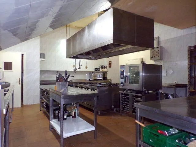 Local de hostelería y casa de dos viviendas en venta — 9