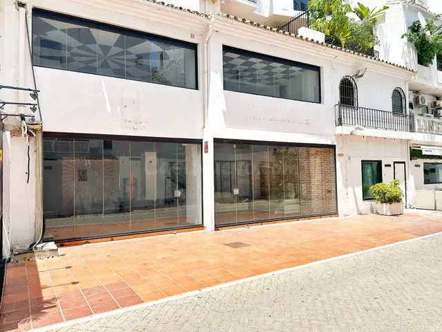 Local Comercial de Lujo en Venta en Puerto Banús a 100m del 