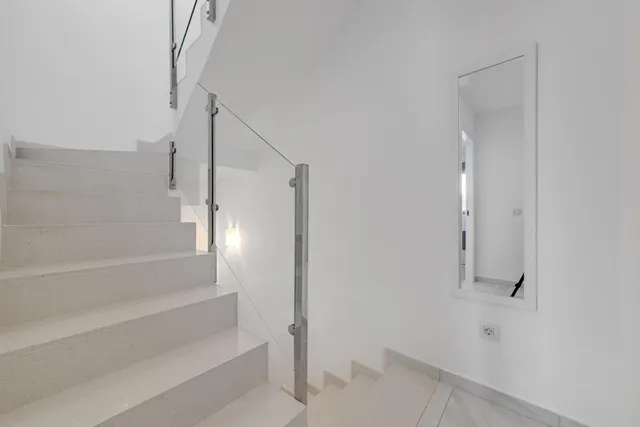 Casa adosada moderna y espaciosa (aprox. 116 m2) con 3 dorm, 3 baños, varias terrazas, y gran piscina comunitaria. Cerca de campos de golf, La Zenia Boulevard, y a poco más de 5 km de las playas. — 25