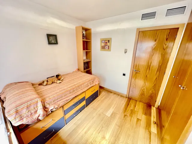 Muy buen piso de 4 Dorm. en Av. Oscar Espla — 22