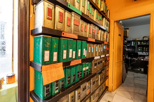 SE TRASPASA TIENDA ESPECIALIZADA EN TÉ, CAFÉ Y CHOCOLATE — 24
