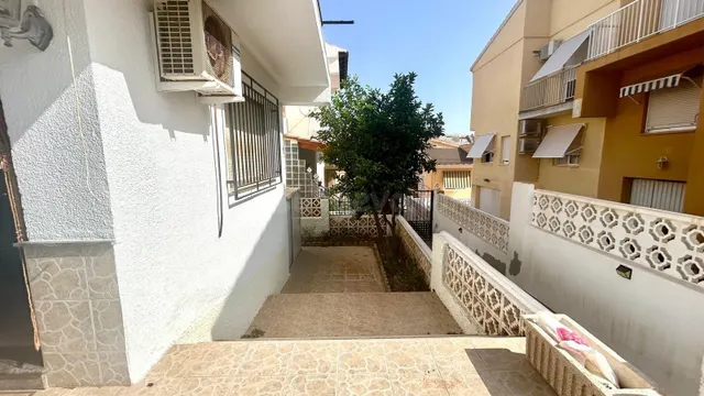 Chalet pareado con jardín de 98 m2, a 120 metros de la playa - foto 2