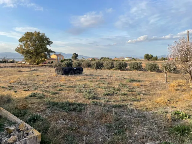 Parcela de 5500 m2 con almacén declarado de 70 m2. — 2