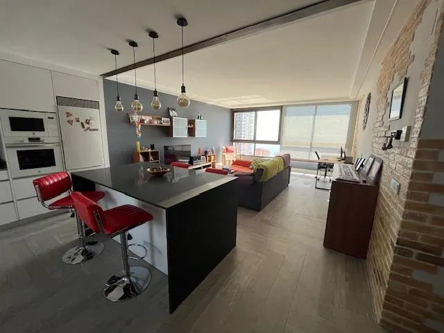 Alquiler todo el año, Apart. 1 dorm. de 90 m2, salón amplio y cocina con isla, reformado, vistas mar — 17