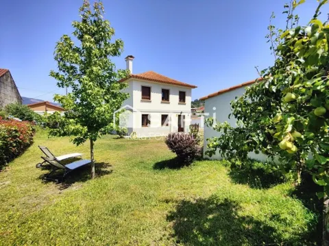 CASA UNIFAMILIAR DE CINCO DORMITORIOS, GARAJE Y JARDÍN.