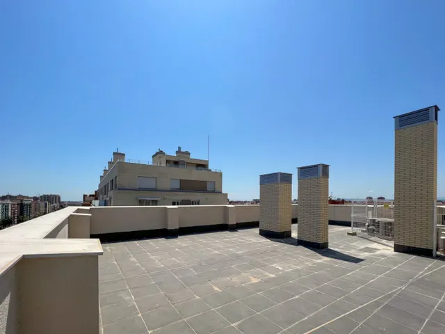 Piso de reciente construcción en alquiler en Avda. Ausias March — 27
