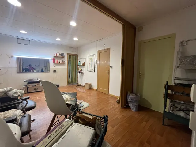 Local apto para diversos usos, garaje, almacén, comercio, cerca del Passeig Verdaguer por 79.000 Eur — 23