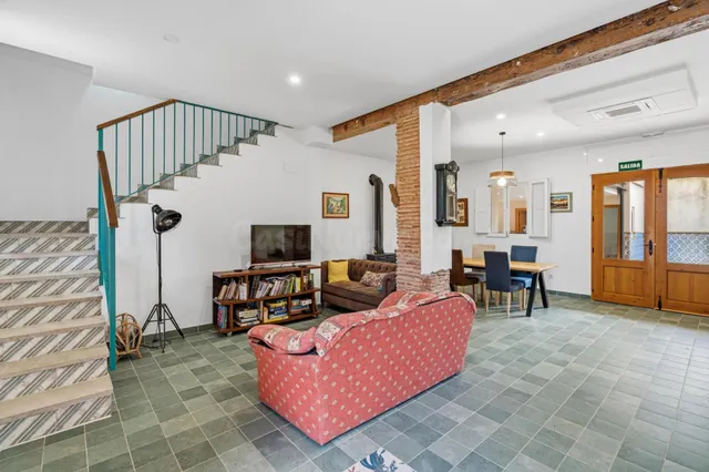 Finca rústica con vivienda reformada, piscina y cultivo ecólógico — 3