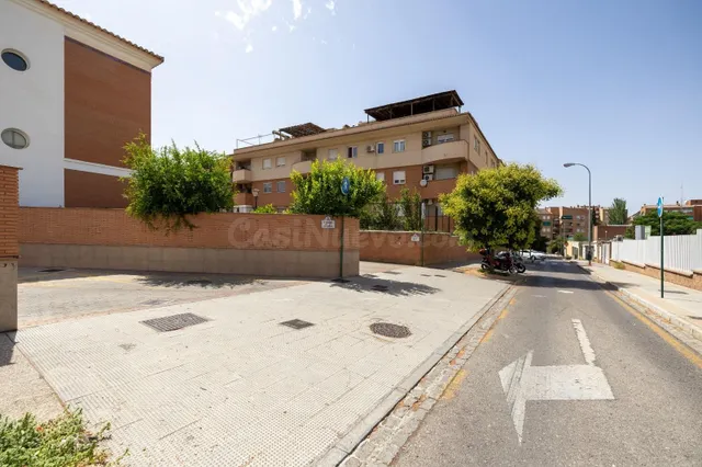ESPECTACULAR VIVIENDA ADOSADA DE 4 DORMITORIOS CON SÓTANO, TERRAZAS Y PATIO EN GRANADA — 3