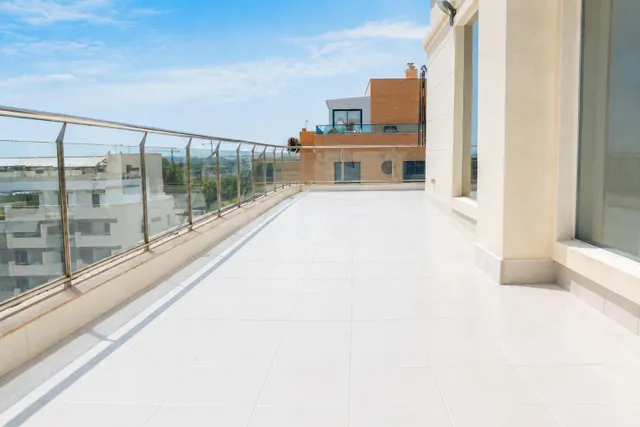 Ático con gran terraza y vistas al mar — 19