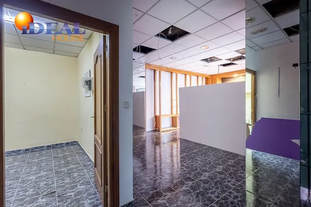 Local comercial en Pajaritos. — 24