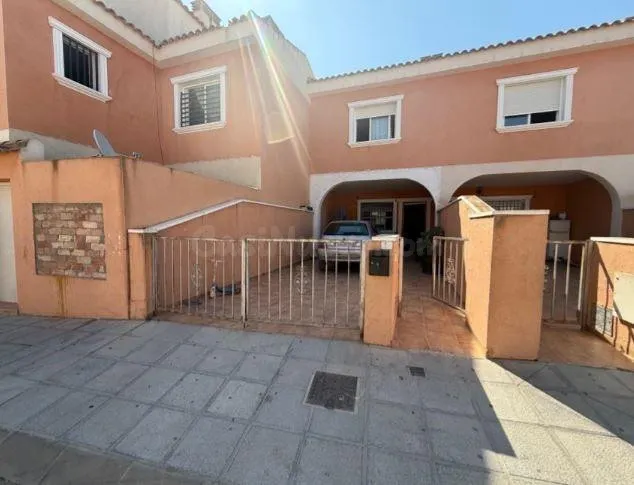 SE VENDE casa adosada OKUPA en C FRAY BARTOLOME CASAS 1 de T