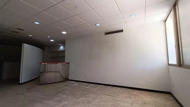 Amplio Local Comercial en Elche - Ideal para Centro Estético o Deportivo — 7