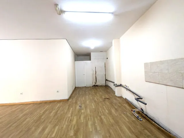 ALQUILER  local  en chaflán con Agustina de Aragon 55  y Calle Cerezo 11 — 15