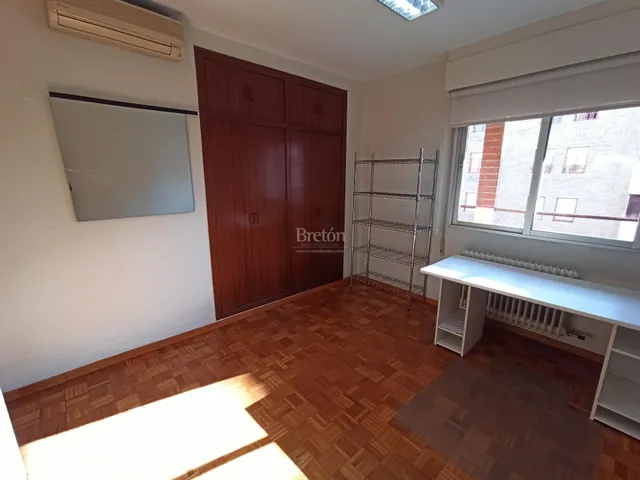 Interesante piso, incluye plaza de garaje, Sector Universidad. — 18