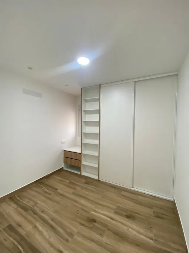 Reformado apartamento en primera línea de Torrevieja con vistas laterales al mar y piscina — 10