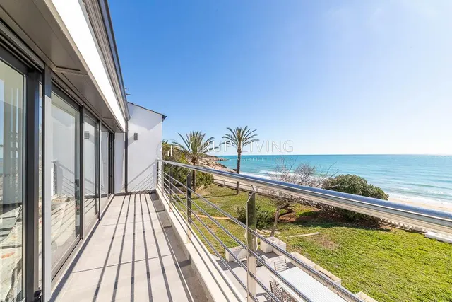 CASA EN PRIMERA LINEA DE MAR — 31