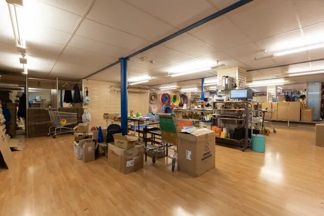 Amplio local comercial en una de las zonas más consolidadas de Granada con salida a dos calles — 12