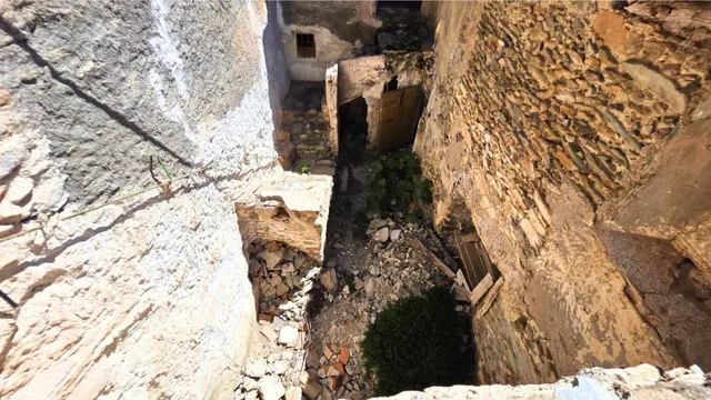 ¿Buscas espacio sin límites? 400 m2 de puro potencial en el corazón de Uleila. — 11
