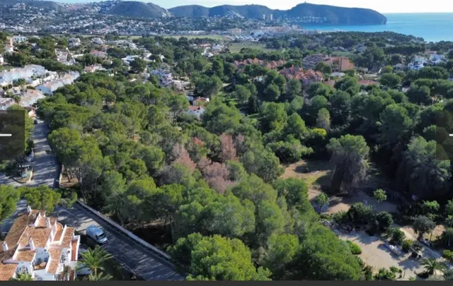 Parcela urbana en Moraira con vistas panorámicas y cerca de 