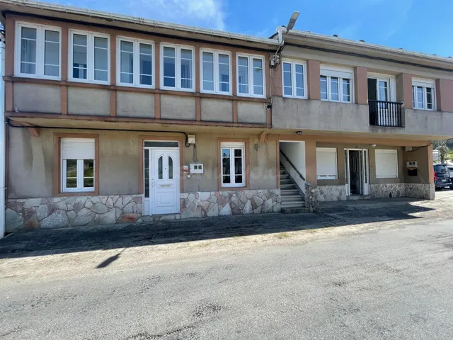 Edificio de apartamentos y finca urbana en playa de Esteiro - foto 2