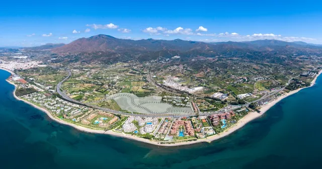 ÁTICO DENTRO DE UNA URB.OBRA NUEVA EN ESTEPONA CON SERVICIOS