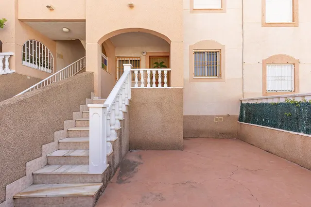 Bungalow planta baja con piscina y jardines en Los Balcones — 3
