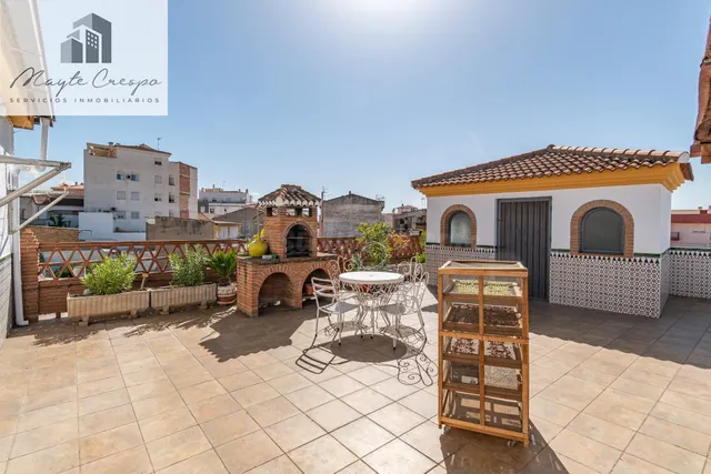 Gran Casa en Esquina en Atarfe – 4 Dormitorios, Piscina, Gar