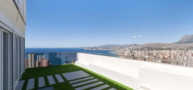 Impresionante Ático -Dúplex reformado de lujo y vistas magnificas al mar y bahía de Benidorm. — 7