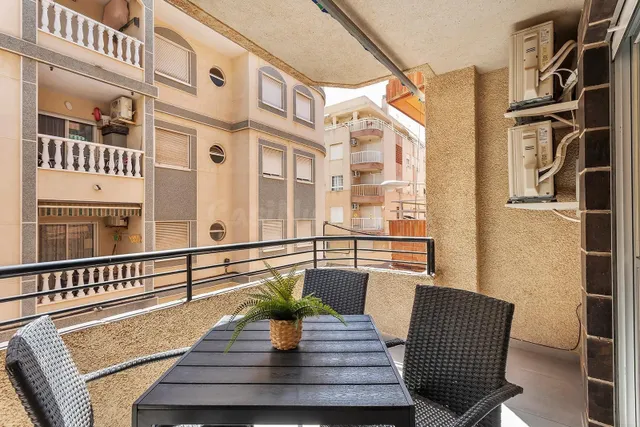 Apartamento reformado y espacioso (aprox. 101 m2 - 1.ª planta) con balcón orientado al sureste ¡y a tan solo 175 m de la Playa de los Locos! — 2