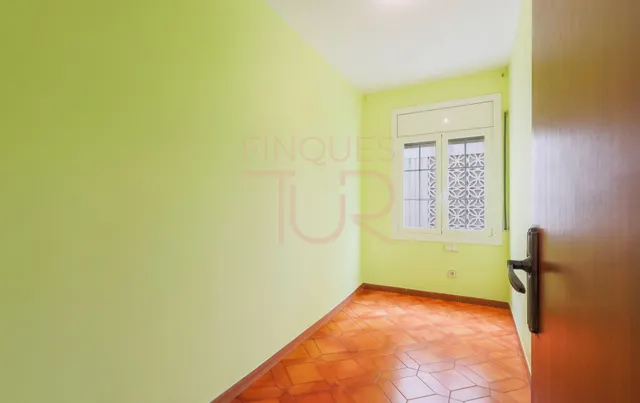 VENTA de AMPLIO en BREDA:  4 DORMITORIOS, MUY LUMINOSO y JUNTO al CENTRO DE BREDA — 14
