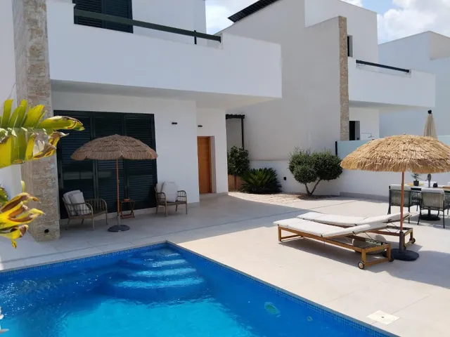Villa independiente de 3 dormitorios con piscina privada en Daya Nueva — 24