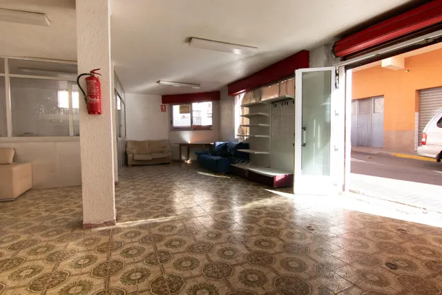 LOCAL COMERCAIL ESQUINERO — 4