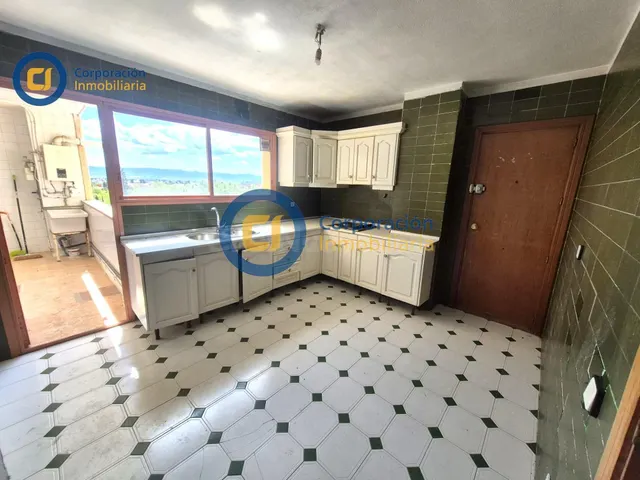 Piso con cuatro dormitorios y garaje en Avenida Juan Carlos  - foto 4