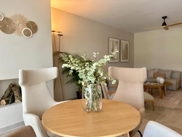 Espectacular vivienda reformada con jardín privado en Palm Beach, Marbella — 11