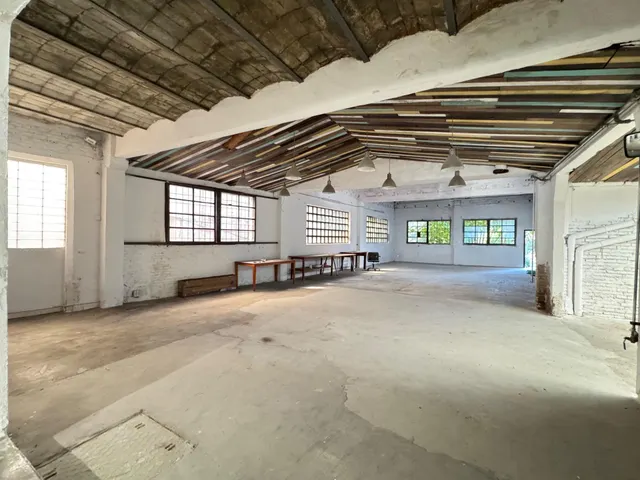 Nave en zona urbana con 264 m2 y con jardín de 114 m2 orientado al sur, garaje y gran potencial como estudio profesional. — 30