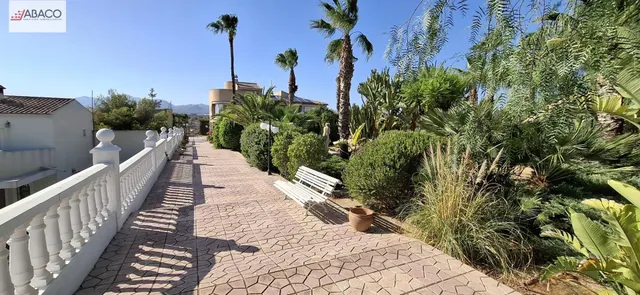 Elegante chalet con maravilloso jardín y vistas privilegiadas. — 29